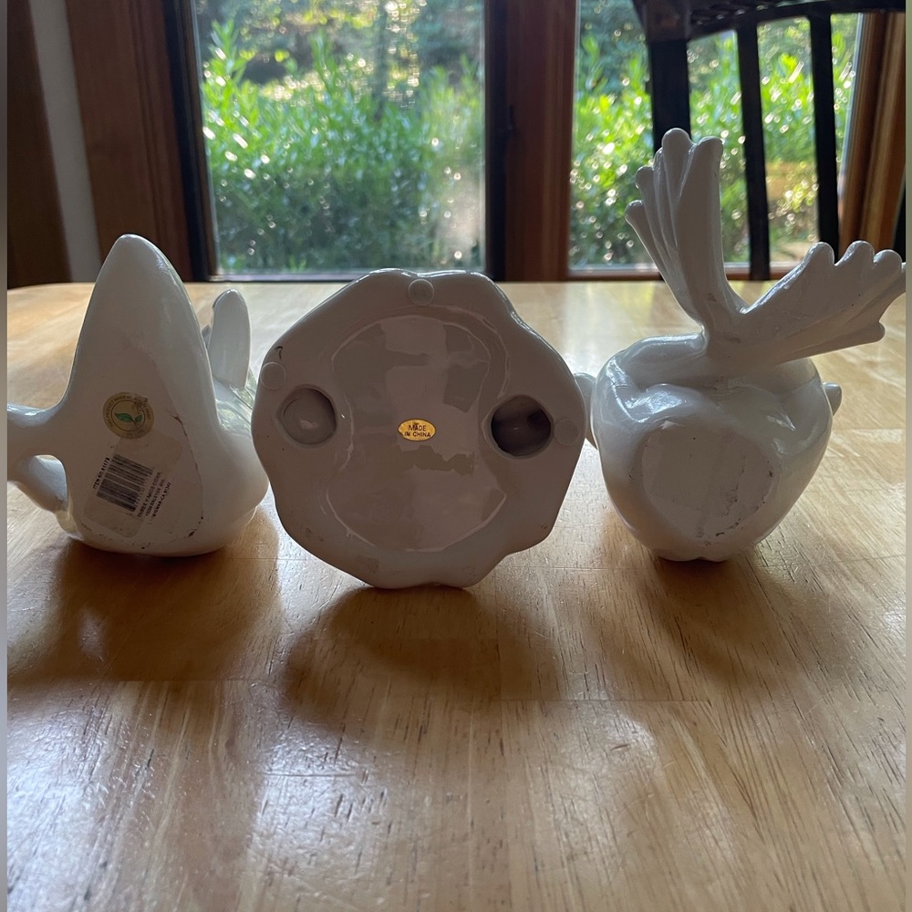 Three resin frog figurines two white similar, third frog legs up different cream - Picture 3 of 15